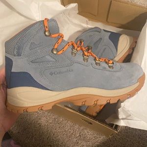 COLUMBIA HIKING BOOTS